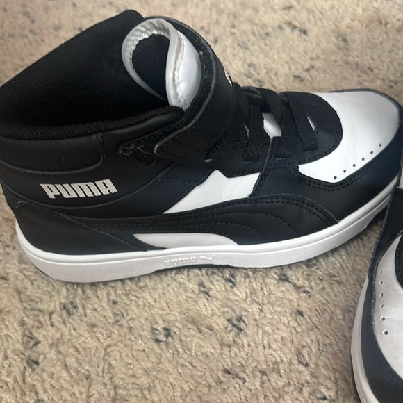 Girls puma sneakers 2c - Picture 2 of 4